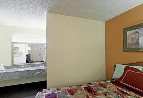 קנטון Rodeway Inn מראה חיצוני תמונה